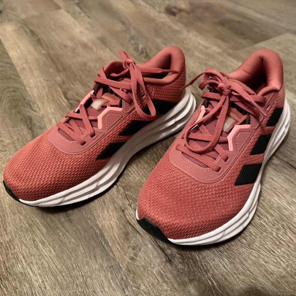 NWOT Galaxy 7 Running Shoes